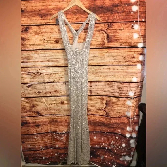 ❄️🪩Sequin Keyhole Gown 🪩❄️ NWT - Picture 10 of 16